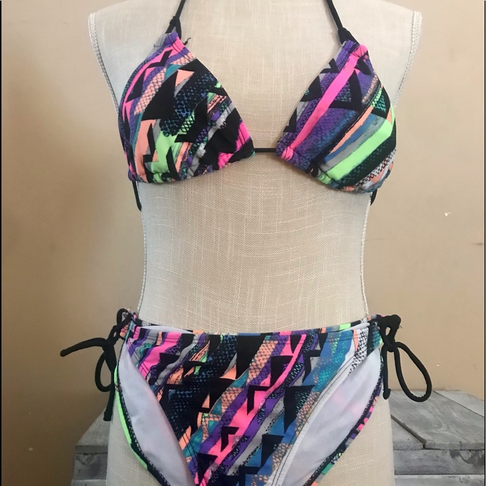 Women’s Multicolored Bikini set!👙
Size Medium.